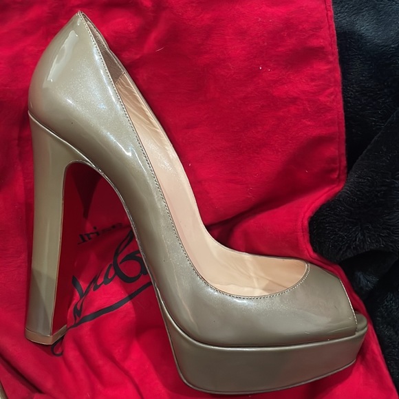 Slightly worn Christian Louboutins!! Beautiful shoe. - Picture 4 of 6
